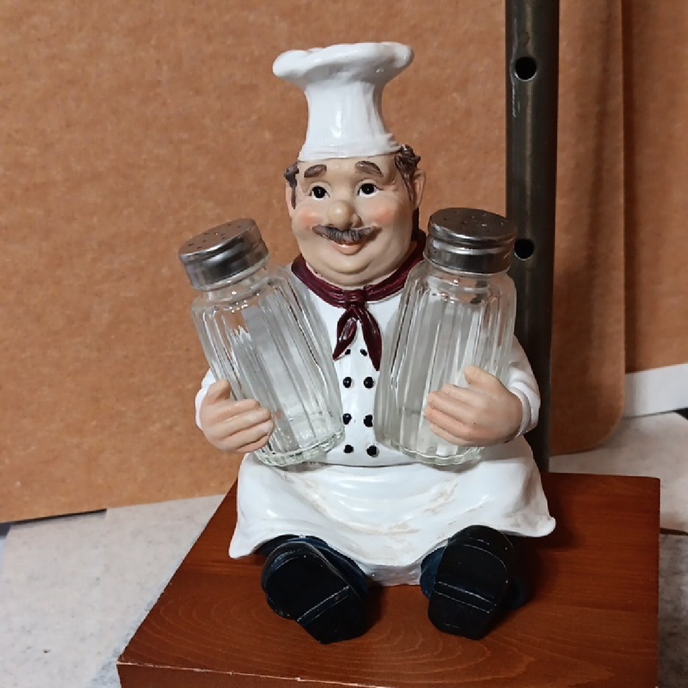Charming Chef Salt and Pepper Shaker Set
